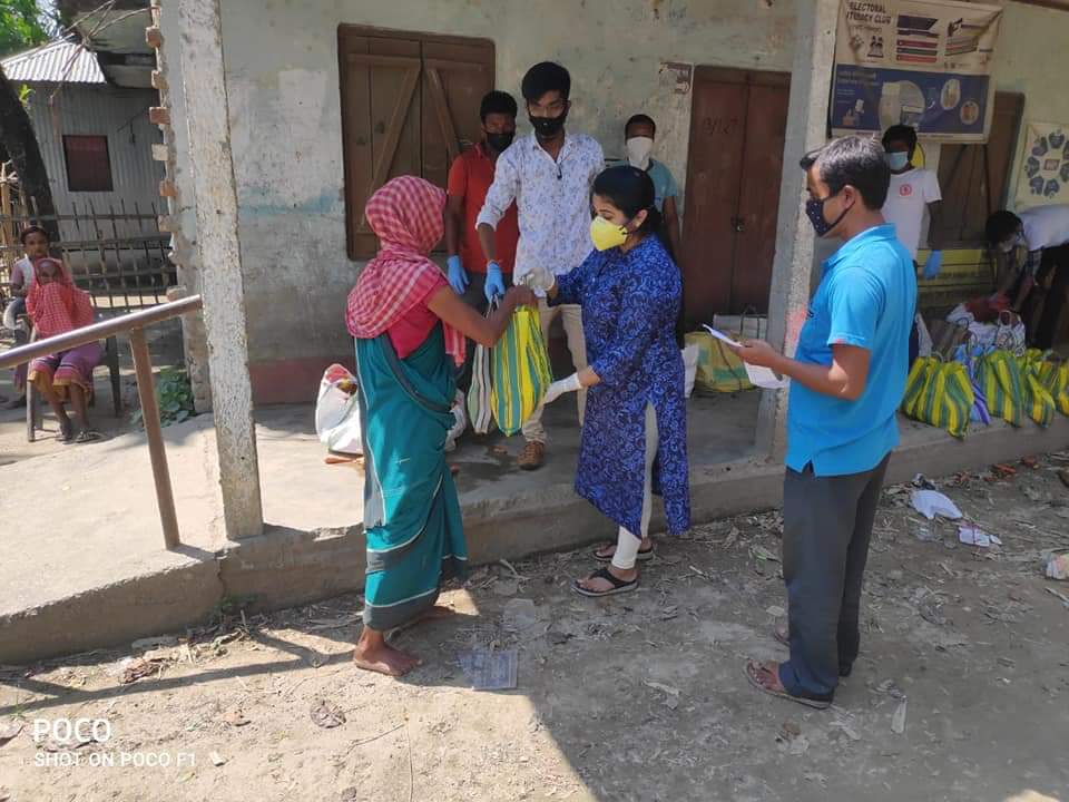 ফালাকাটাতে কোবিড ১৯ এমার্জেন্সি খাদ্য সামগ্রী বিতরণ